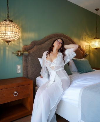 Кокетливая и игривая девушка приглашает тебя провести время в уютной обстановке, полной страсти и желания. Я создам атмосферу настоящего праздника, где ты сможешь почувствовать себя настоящим королем. Давай встретимся и исполним твои фантазии! 704, 37 лет