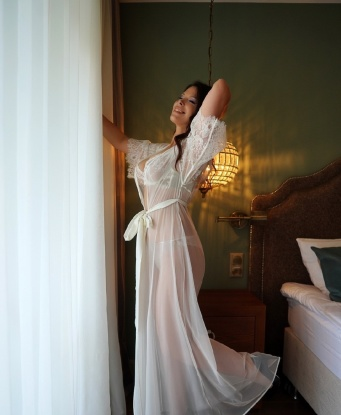 Кокетливая и игривая девушка приглашает тебя провести время в уютной обстановке, полной страсти и желания. Я создам атмосферу настоящего праздника, где ты сможешь почувствовать себя настоящим королем. Давай встретимся и исполним твои фантазии! 704, 37 лет